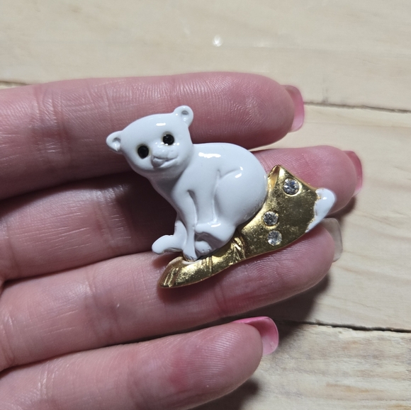 Danecraft Vintage White Enamel Polar Bear Cub Brooch signed New Old Stock - Picture 4 of 4
